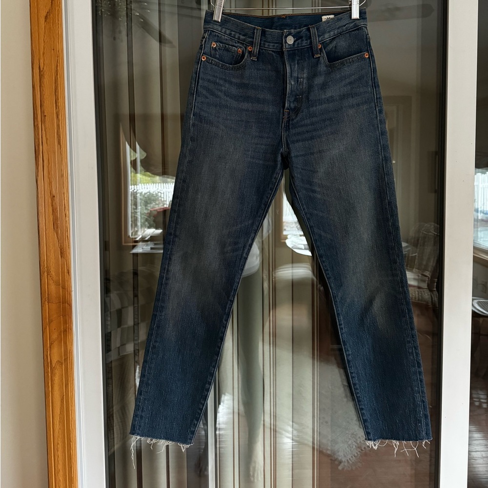 NWOT Levi’s Straight Leg Raw Hem Jeans fits like 25